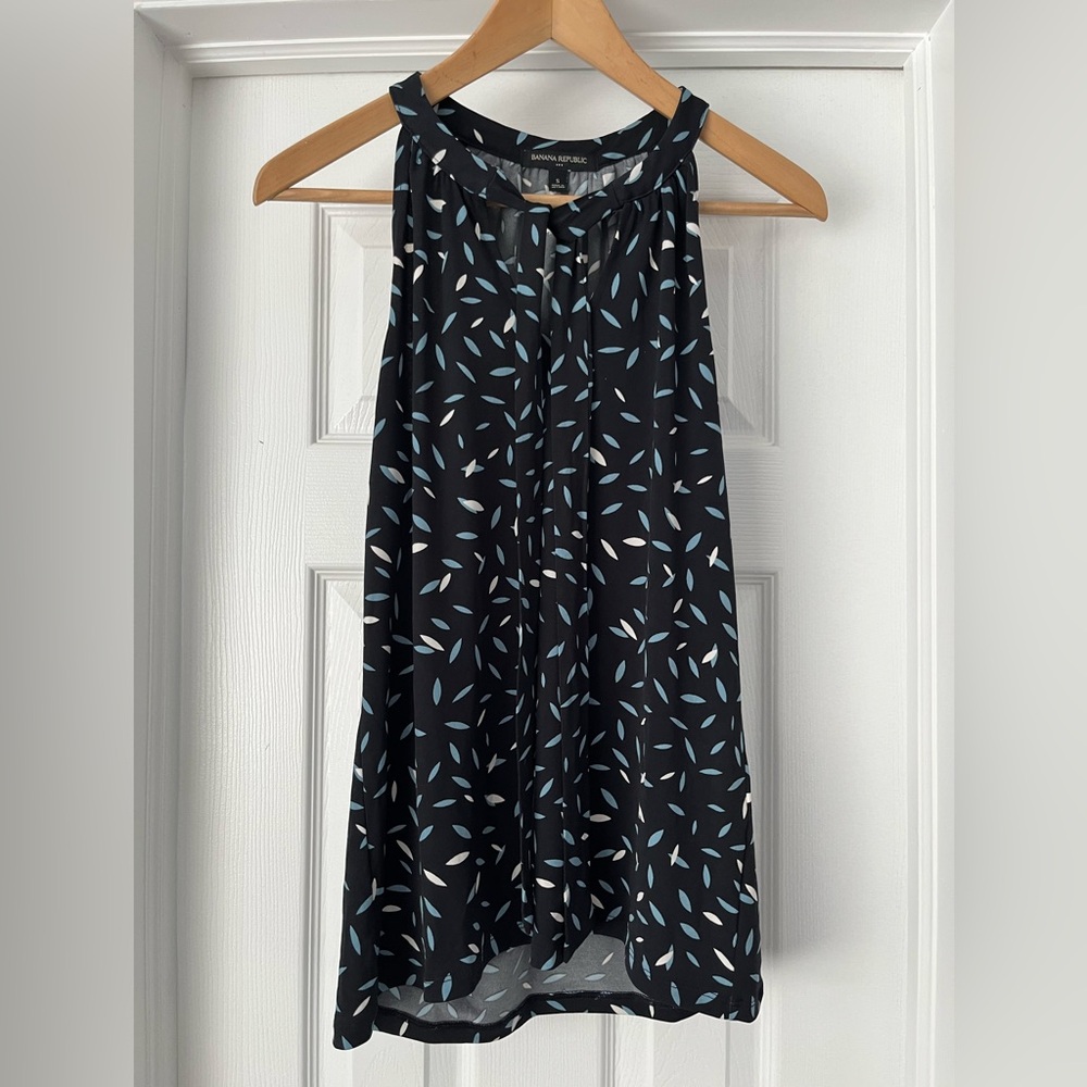 Banana Republic Dark Navy Sleeveless Blouse w/ White/Blue Leaf Pattern - Size S